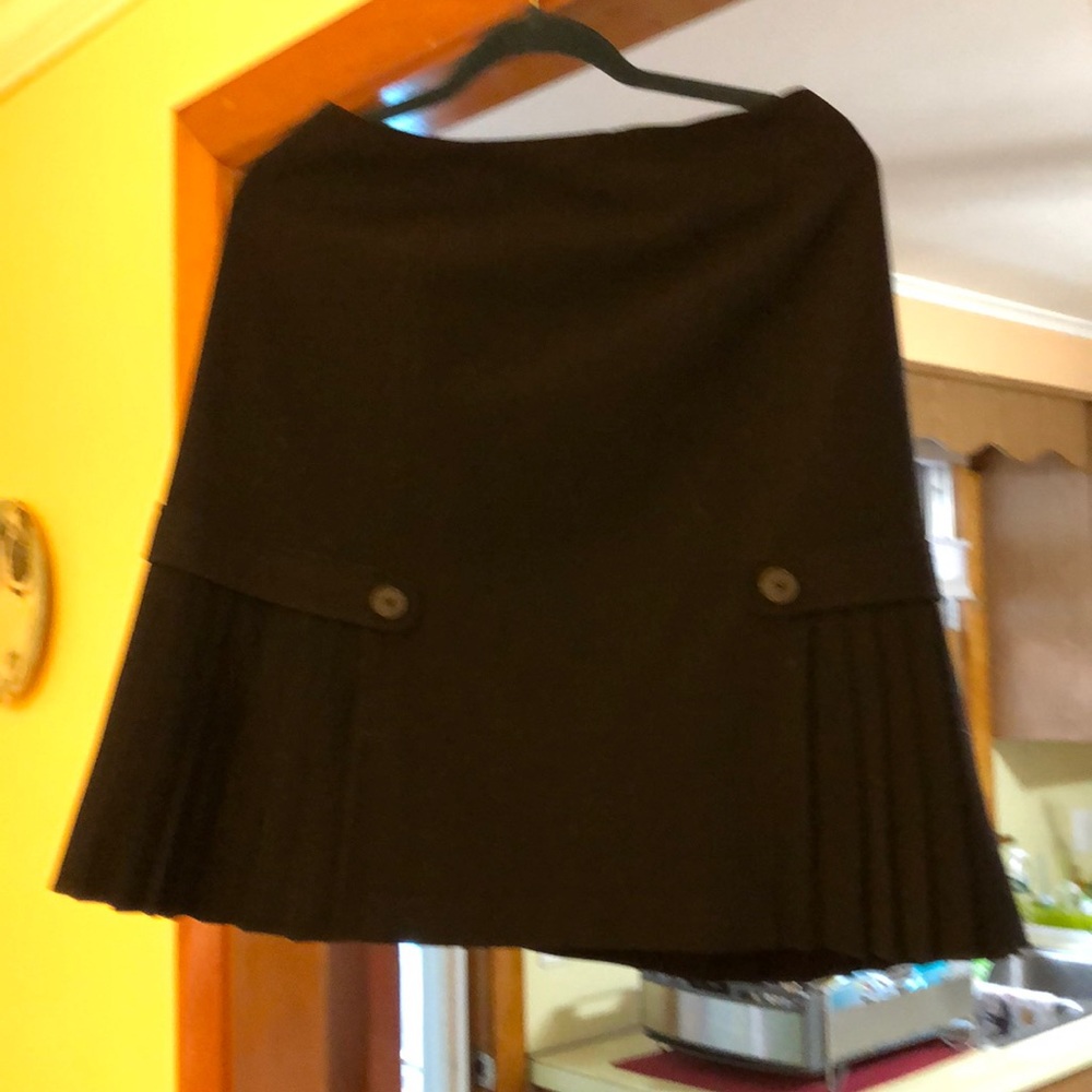 👩‍🦰 black skirt
